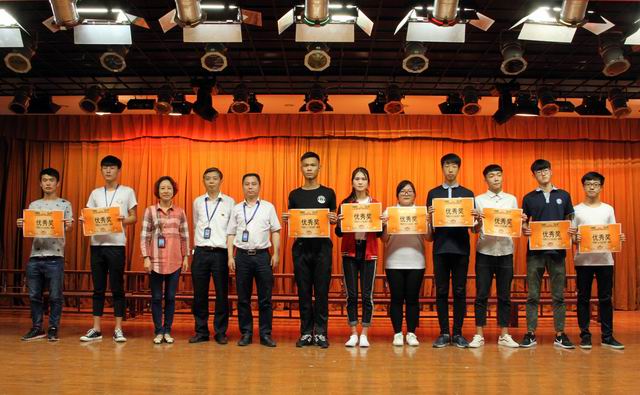 調整大小 13、楊繼強書(shū)記、李波書(shū)記和沈群書(shū)記給獲得優(yōu)秀獎的代表隊頒獎.jpg