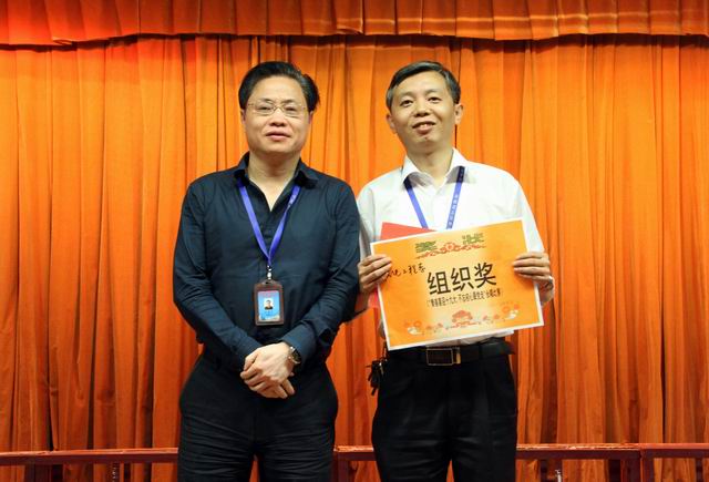 調整大小 9、任建設副院長(cháng)給機電工程系頒發(fā)組織獎.jpg