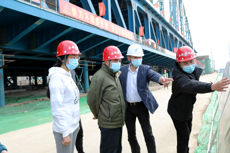 合肥市國資委黨委書(shū)記、主任張毅蒞臨繁華大道橋項目指導疫情防控工作 (2)