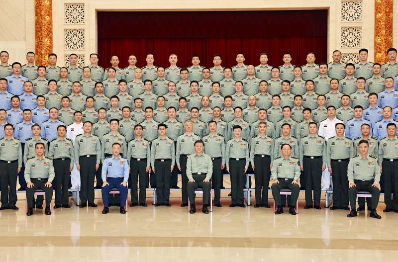 5月22日至24日，中共中央總書(shū)記、國家主席、中央軍委主席習近平在山東考察。這是23日上午，習近平在濟南親切接見(jiàn)駐濟南部隊上校以上領(lǐng)導干部，代表黨中央和中央軍委向駐濟南部隊全體官兵致以誠摯問(wèn)候。