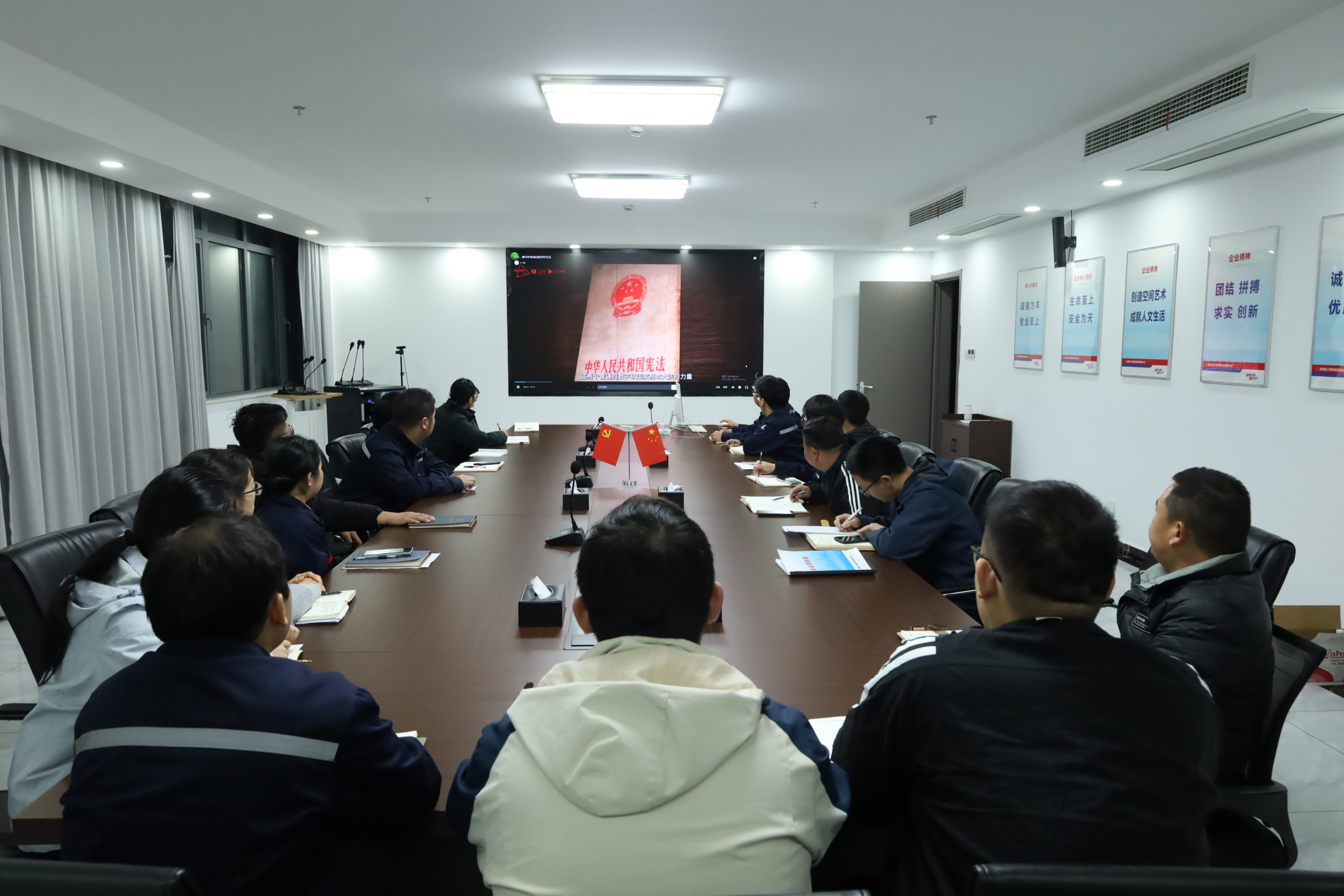 職工觀(guān)看相關(guān)普法內容.JPG 職工觀(guān)看相關(guān)普法內容.JPG