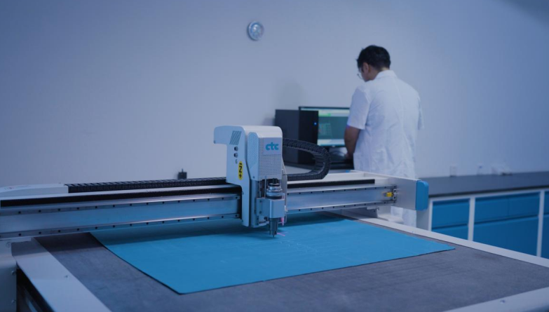 智能數控自動(dòng)裁樣機。